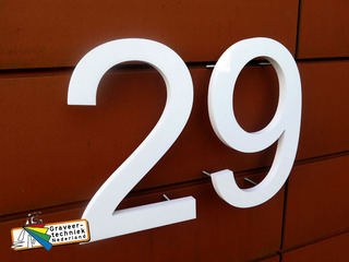 Kunststof letters op afstand met draadstang